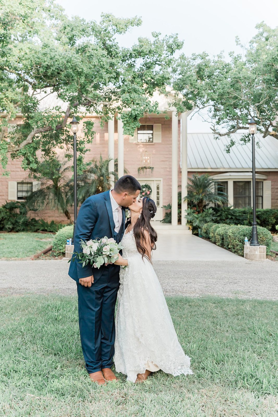 Romantic Wedding Kiss, South Texas Weddings, Anna Kay Photography